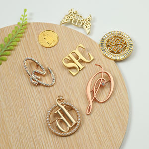 Broche en métal doré de haute qualité avec strass pour <span class=keywords><strong>robe</strong></span>, logo de marque populaire 2024, badge pour vêtements, <span class=keywords><strong>hijab</strong></span>, sécurité - Product Image 1