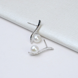Pendientes de Perlas Triangulares Grandes de Plata de Ley S925 Versión Coreana, Accesorio Simple Hecho a Mano con Soporte Vacío para Mujer 1001 - Product Image 1