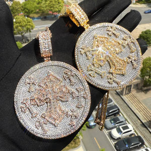 Collana con ciondolo da uomo incisa con croce a forma geometrica rotonda CZ di grandi gioielli Hip Hop - Product Image 2