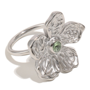 Bague en acier inoxydable plaqué or 18 carats et argent, motif floral en relief, incrustée de cristal vert, bijou tendance pour femme - Product Image 2