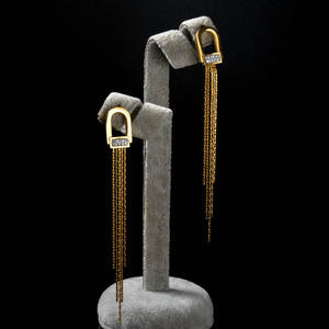 Pendientes de Moda para Mujer, Diseño Minimalista Geométrico con Cierre de Zirconia, Chapado en Oro de 18K, Acero Inoxidable, con Borla, Venta al Por Mayor - Product Image 1