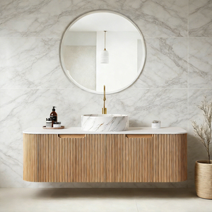 Mobile bagno sospeso da 60 pollici con lavabo in marmo, ante scanalate in rovere chiaro, rubinetto dorato e specchio rotondo per hotel e casa - Product Image 2