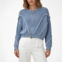 Cardigan court en maille épaisse bleu clair à col rond avec fermeture éclair double sens et rayures 3D pour femme