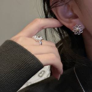 Pendientes elegantes de dos tonos de Plata de Ley 925, pendientes de tuerca de flor, pendiente de tuerca de Margarita para mujer - Product Image 4