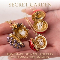 Collier Médaillon Ouvert Fantaisie SongYi pour Femme, Figurine Miniature Souris de la Récolte, Compartiment Secret, Acajou, Fraise
