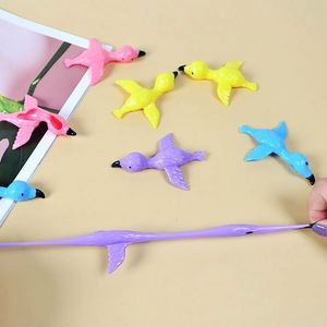 Lance-poulets Flamingo en TPR – Jouets amusants et extensibles pour le jeu, les fêtes, les cadeaux et les sacs surprises - Product Image 4