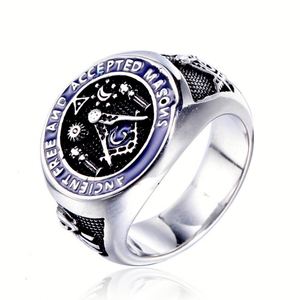 Anillo de Acero Inoxidable con Emblema Masónico, Detalles en Dos Tonos Plata y Oro, Superficie Negra Texturizada, Diseño de Sello Vintage para Hombre - Product Image 5