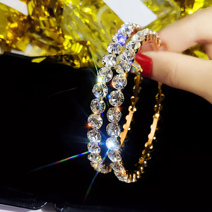 Orecchini a cerchio oversize scintillanti per donna, gioielli alla moda per feste ed eventi - Product Image 1