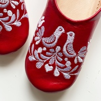 Babouches marocaines en cuir véritable pour femme, style imprimé rouge, lumineuses, chaudes, respirantes, avec embout en acier, pour la maison, hiver, printemps, été