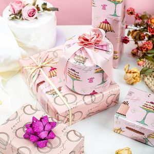 Gâteau de mariage original rose nacré double face avec motif bague de fiançailles et papier cadeau pour fiançailles - Product Image 1