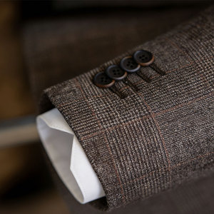 Abito da Uomo in Tweed a Quadretti Sfumati Grigio Caffè, Texture di Lana Spazzolata, Caldo, Risvolto Largo, Esalta l'Aura Rilassata del Gentiluomo Retrò - Product Image 4