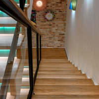 Escalier moderne en bois d'intérieur à une seule poutre avec main courante en acier inoxydable et kit de garde-corps en verre