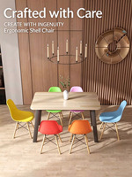 Chaise ergonomique moderne en plastique PP avec pieds en bois massif ou en métal, tabourets de bar de luxe faits à la main pour la maison, le commerce et l'extérieur