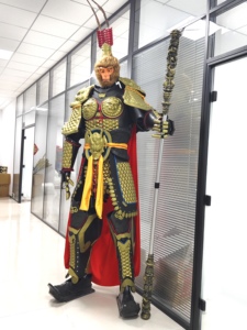 Casque d'armure de <span class=keywords><strong>cosplay</strong></span> <span class=keywords><strong>Black</strong></span> Myth Echo, tenue plaquée avec des plaques segmentées à motif montagne imitation, aspect métallique réaliste - Product Image 1