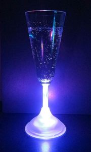 Flûtes de verres à <span class=keywords><strong>champagne</strong></span> <span class=keywords><strong>lumineuses</strong></span> à <span class=keywords><strong>LED</strong></span> de 7 oz pour la fête de mariage - Product Image 6