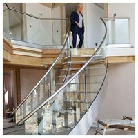 Escalier intérieur classique en bois massif Prima, escalier courbé avec marches en verre trempé