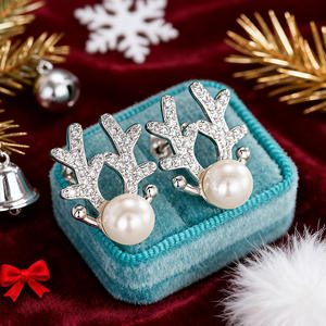 Boucles d'oreilles clous en or blanc E4313, forme animale, cristal, strass, perle, pour femme, mignonnes, à porter au quotidien - Product Image 4