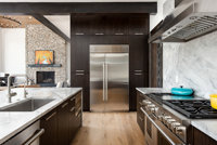 Ensemble d'armoires de cuisine AllandCabinet de style moderne avec portes plates en grain de bois, évier stratifié, robinet, charnières et îlot en marbre