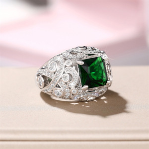 Anello con Accento Verde Smeraldo per Donne, Stile Elegante Francese di Nicchia, Accessorio Versatile per le Dita - Product Image 3