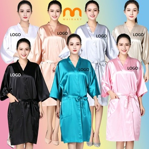 Bata de Peluquería Color Gris Plateado con Logotipo Personalizado, Kimono para Salón de Belleza, para Teñir y Cortar el Cabello, Bata Cómoda para el Cuidado de la Belleza para Clientes - Product Image 1