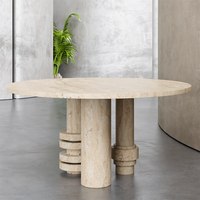 Table à manger ronde Kumusi Furniture avec plateau en travertin
