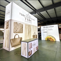 Stand d'exposition 10 x 20 pieds pour salon professionnel de vêtements avec caisson lumineux, toile de fond et présentoir