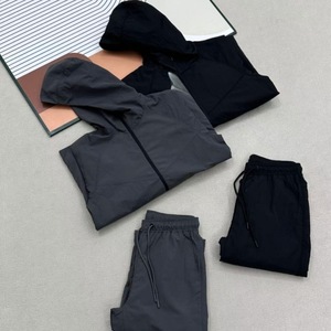 Veste coupe-vent légère personnalisée avec logo 2026 pour hommes, respirante, coupe-vent et imperméable, idéale pour la course à pied sur la plage, à porter avec des ensembles de survêtements - Product Image 3