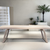 Table de jardin en bois avec plateau rectangulaire et pieds en tréteaux pour terrasse