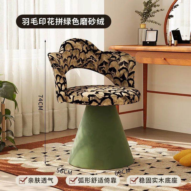 Estampado de plumas con detalles en verde.