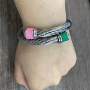Colore personalizzato <span class=keywords><strong>rosa</strong></span> verde confraternita braccialetto in <span class=keywords><strong>acciaio</strong></span> inossidabile 6MM Retro gradiente cavo intrecciato in titanio filo aperto braccialetto gioielli - Product Image 2