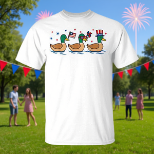 T-shirt patriotique avec drapeau américain, canards, 4 juillet, design rouge, blanc et bleu - Product Image 3