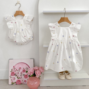Vestidos de bebé dulces de verano 2025 para niñas y <span class=keywords><strong>hermanas</strong></span>, Pelele de algodón puro para niños pequeños, cuello de encaje y traje de hermana de flores - Product Image 1