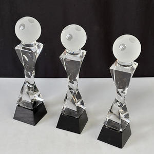 Trophée de <span class=keywords><strong>bowling</strong></span> personnalisé haut de gamme en verre cristal optique transparent avec base noire - Product Image 3