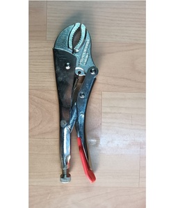 Herramienta de Sujeción de Grado Industrial con Mango Rojo y Mordaza Ajustable para Reparaciones Mecánicas Pesadas y Fabricación de Metales - Product Image 3