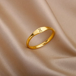Anillos de acero inoxidable ODM Letras grabadas en tiras planas Anillo con inicial del nombre de la marca Anillo personalizado de color dorado de 18K - Product Image 3