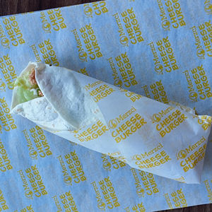 กระดาษห่ออาหารกันน้ำมัน กันน้ำ สำหรับบรรจุภัณฑ์อาหารฟาสต์ฟู้ด เช่น เบอร์เกอร์ เฟรนช์ฟรายส์ ทำจากเยื่อไม้ รีไซเคิลได้ ขนาดตามสั่ง ผลิตจากวัสดุ PE เกรดอาหาร - Product Image 1