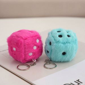 Porte-clés en peluche dés porte-bonheur, mini poupée en peluche promotionnelle, pendentif pour sac <span class=keywords><strong>de</strong></span> jeu, cadeau, décoration <span class=keywords><strong>de</strong></span> voiture, jouets porte-clés en peluche dés <span class=keywords><strong>de</strong></span> simulation - Product Image 1