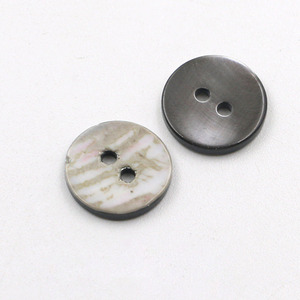 Môi đen chất liệu tự nhiên Ngọc Trai hai lỗ nút vỏ lớn - Product Image 3