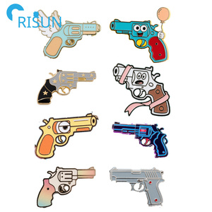 Bán Buôn 3D 2D Súng Súng Súng Bắn Súng Spear Mềm Cứng Men <span class=keywords><strong>Pin</strong></span> Biểu Tượng Tùy Chỉnh <span class=keywords><strong>Mini</strong></span> Dễ Thương Súng Súng Súng Súng Men <span class=keywords><strong>Pin</strong></span> Huy Hiệu Trâm - Product Image 1