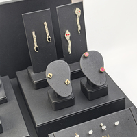 Présentoir de bijoux pour piercing luxe haut de gamme personnalisé mannequin d'oreille avec cheveux Présentoir pour bijoux en cuir pour piercing support pour ensemble