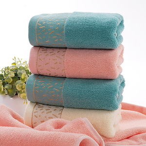 Serviette en coton pur Kim Ryan 34x74cm, motif brodé, serviette de toilette pour la maison - Product Image 1