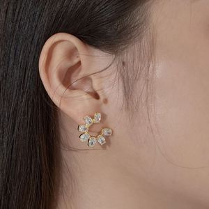 Colección de Lujo Asequible Dylam, Pendientes de Plata S925 con Baño de Rodio y Oro de 18K, Zirconia Cúbica Ovalada de 0.5ct 5A, Diseño Simétrico de Flor de Sol - Product Image 3