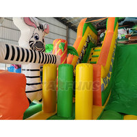 Château gonflable combiné toboggan sec et animaux de la jungle pour enfants, idéal pour les fêtes d'anniversaire en extérieur dans le jardin