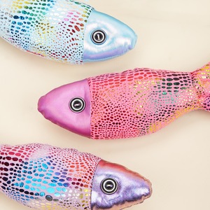 ของเล่นปลาตุ๊กตาผ้าพลัฌสีสันสดใส ใส่แคทนิป มีเสียงบีบ สำหรับแมว - Product Image 3