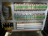 Máquina de Moldeo por Soplado por Estiramiento para Botellas de PET de 20 Litros y 5 Galones, Semiautomática, Controlada por PLC, Bomba y Motor de Alta Presión