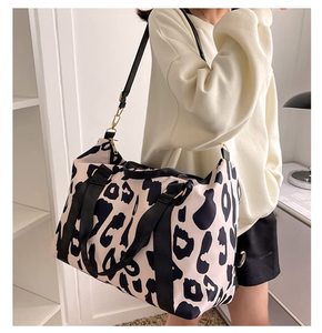 Sac de sport en nylon pour femmes, logo personnalisé, imprimé léopard, élégant, grand sac fourre-tout imperméable - Product Image 1