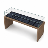 Ensemble d'agencements de présentation pour bijouterie en bois de noyer et bleu marine avec vitrine murale cintrée