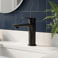 Robinets d'eau chaude et froide de conception carrée montée de style classique robinet de lavabo robinet de salle de bain robinets en acier inoxydable