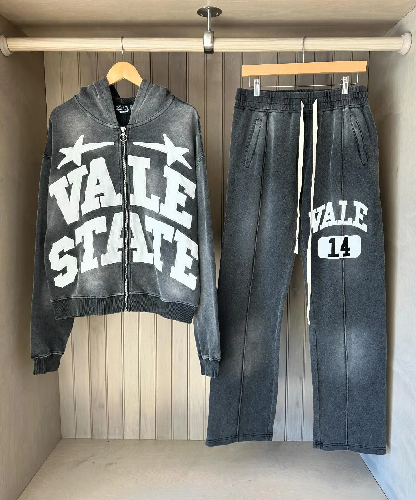 Oem özel % 100 pamuk boy Boxy Fit sıkıntılı nakış Patchsweatpants ve Hoodie seti