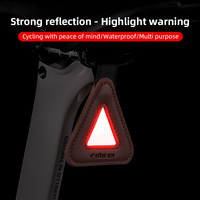 Étiquette suspendue d'avertissement réfléchissante Triangle en cuir de vélo pour l'équitation de nuit Panneau d'avertissement réfléchissant portable Accessoires de vélo